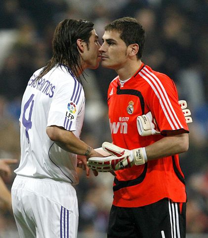 http://www.galeonedeifolli.it/real_madrid/iker%20sergio%20ramos.jpg